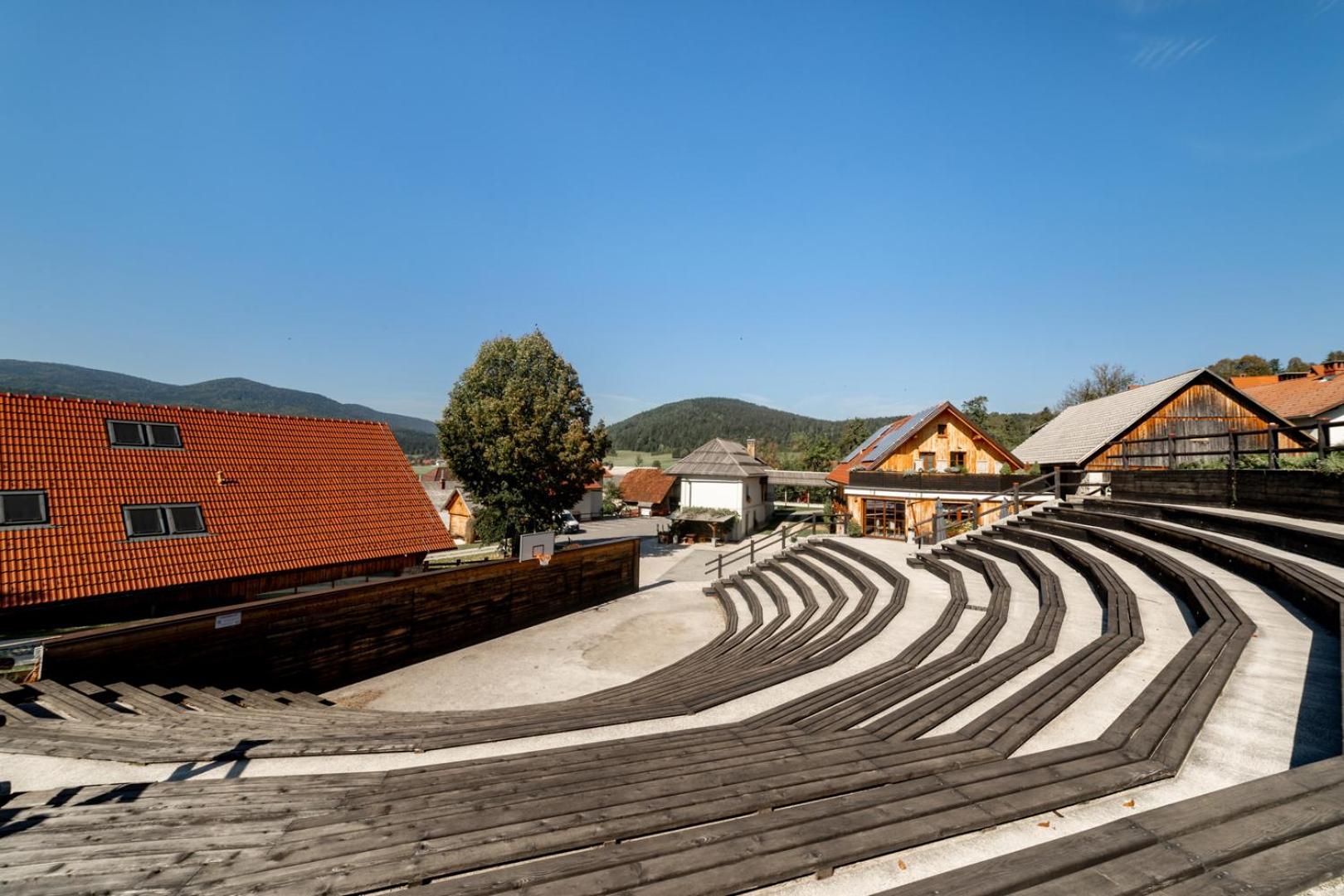Youth Hostel Arsviva Stari Trg pri Lozu Exterior foto